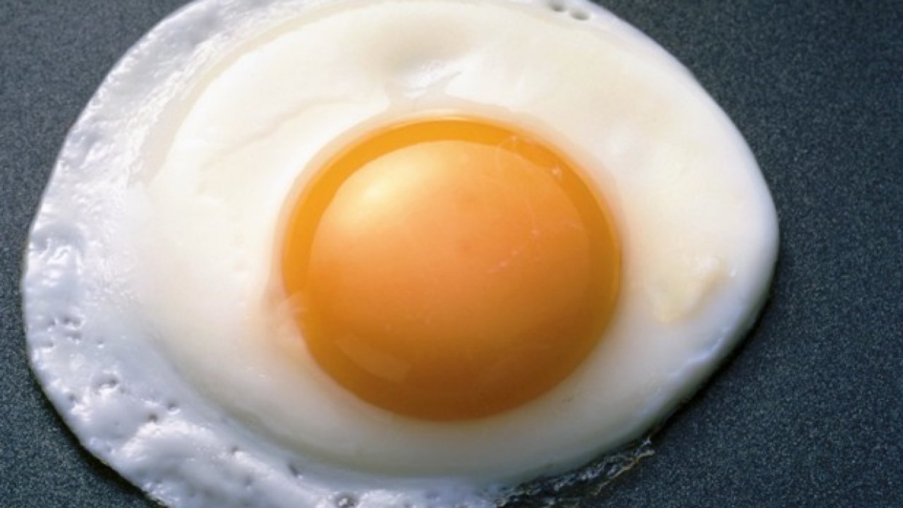 Про мужскую яйцо. Белок в яичнице. Коричневые точки в белке яйца. Яйцо желтком наружу. Коричневые точки на желтке.