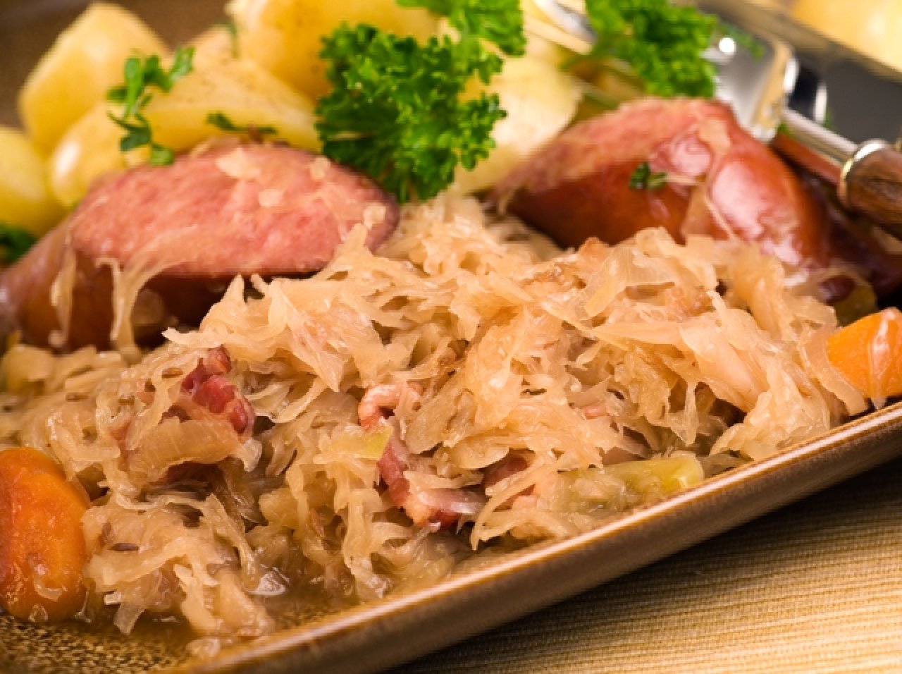 Шукрут. Немецкая квашеная капуста Sauerkraut. Капуста зауэркраут. Кислая капуста зауэркраут. Sauerkraut – квашеная капуста немцев.