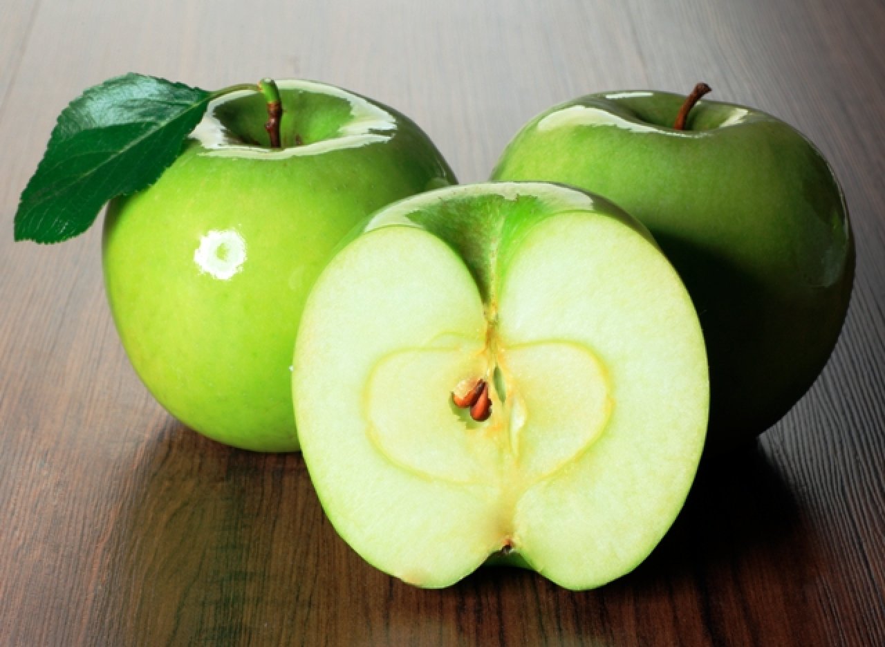 Хорошее яблоко на русском. Зелёные кислые яблоки сорт. Кислые сорта яблок. Шарапай сорт яблок. Яблоки с зеленой мякотью.