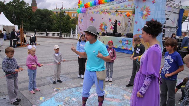 Юные участники конкурса телеканала «Карусель» разукрасили Манежную площадь