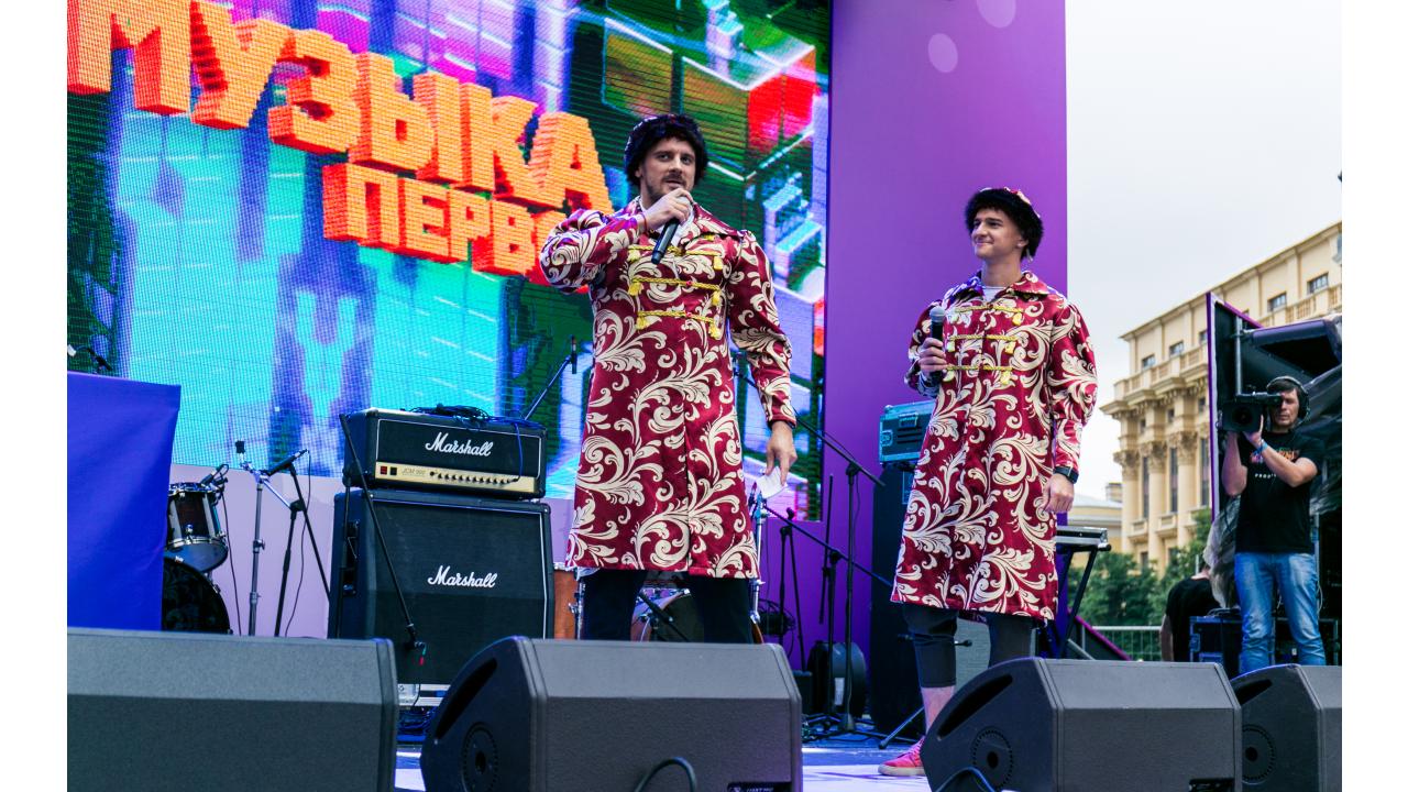 Витя и Никита - ведущие Музыки Первого / Звёзды «Музыки Первого» поздравили Москву с Днём города