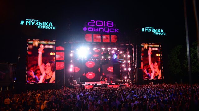 Телеканал «Музыка Первого» и Департамент культуры города Москвы подарили выпускникам праздничный концерт в Парке Горького!