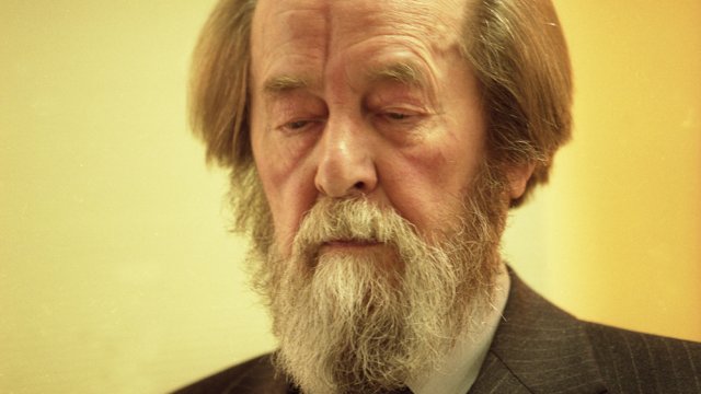 Молния бьет по высокому дереву